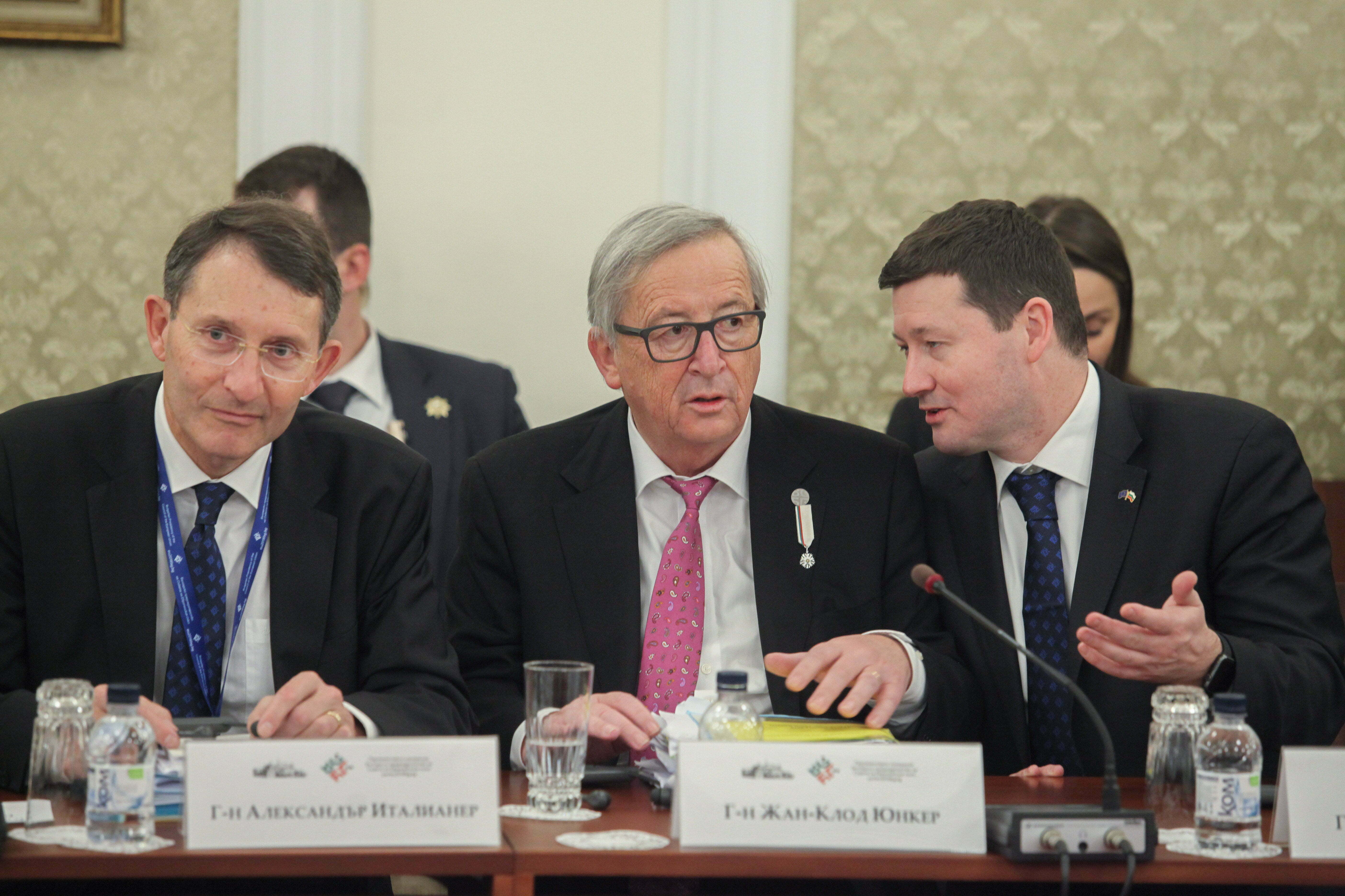 Michigan town commissioners ban drivers from conserving mobile telephones in shifting motors